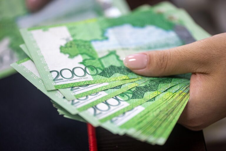 Close-up of a hand holding 2000 Russian ruble banknotes