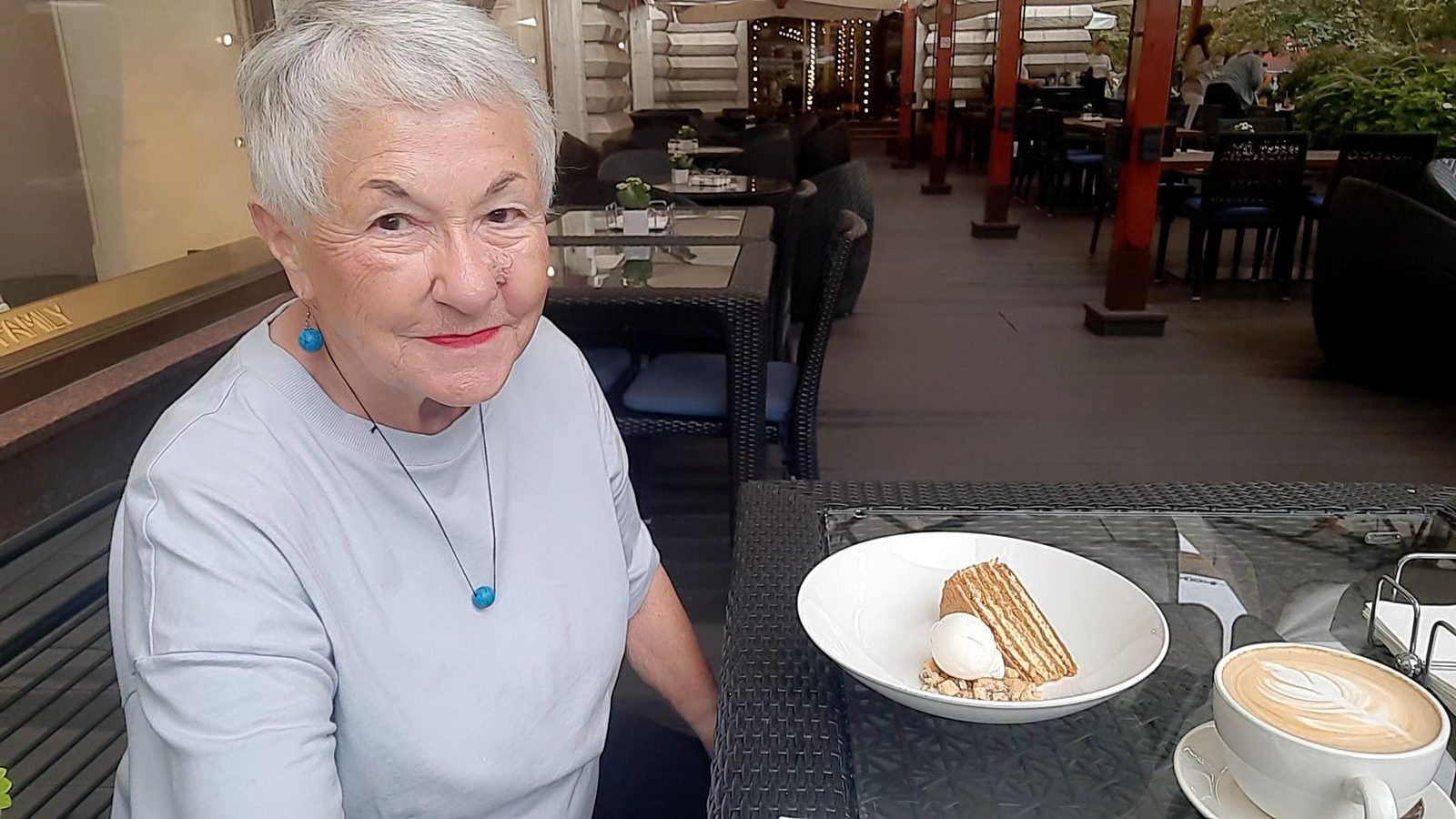 Bente having coffee on Red Square in Moscow