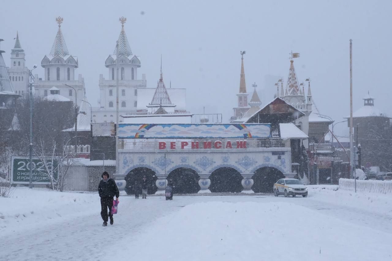 Snow-covered entrance gate to the Izmailovo Kremlin and its Vernissage market in Moscow